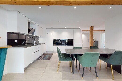 küche mit küchenrückwand beim herd, ofen, weiße schränke, und schränke mit flachen paneelen