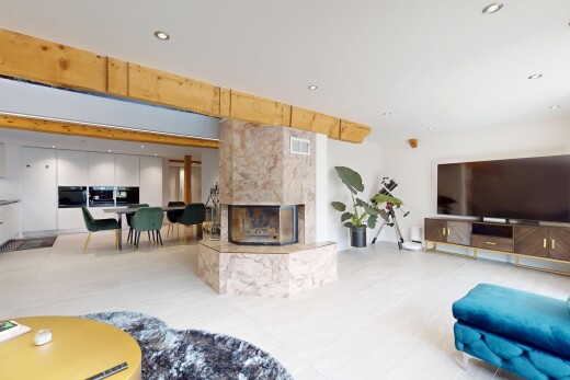 wohn- / esszimmer mit fernseher, lüftungsgitter, kamin, gipskartonwand, und einbauleuchten