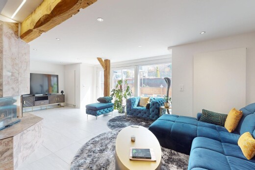 wohnzimmer mit gipskartonwand, fernseher, und natürliches licht