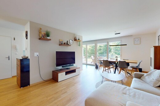 wohn- / esszimmer mit fernseher, inside property, natural light, natürliches licht, und wood finish floor