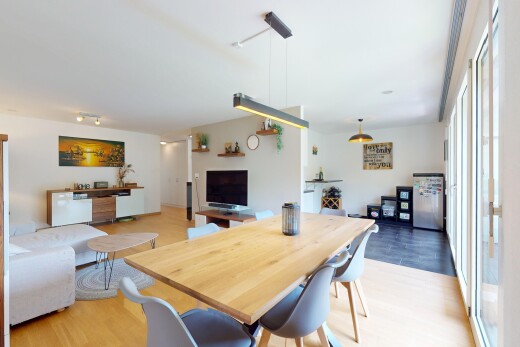 wohn- / esszimmer mit fernseher, inside property, gipskartonwand, drywall, und holzfußboden