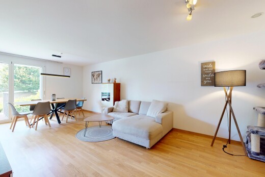 wohn- / esszimmer mit natürliches licht, natural light, holzfußboden, wood finish floor, und gipskartonwand