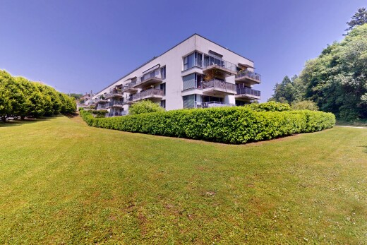 außenansicht mit property visible und day time