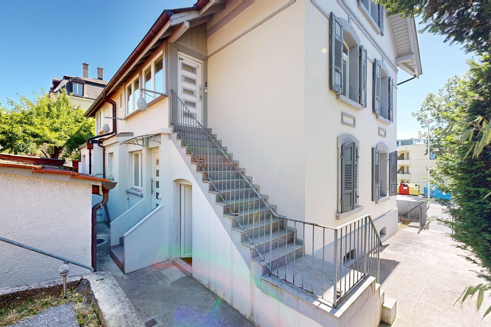 außenansicht mit stuckverkleidung, day time, treppen, vortreppe, und property visible