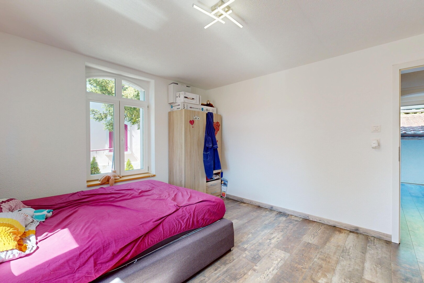 zimmer / schlafzimmer mit holzfußboden, wood finish floor, gipskartonwand, drywall, und inside property