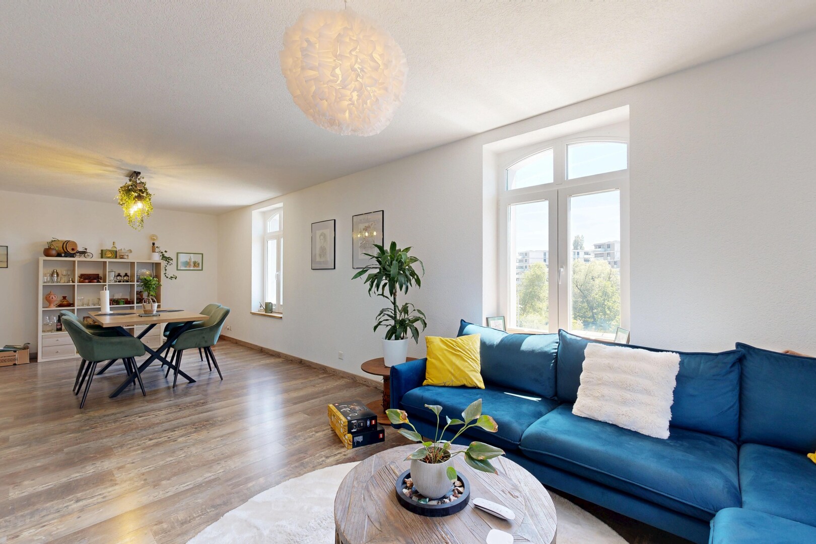 wohn- / esszimmer mit inside property, natürliches licht, natural light, gipskartonwand, und drywall