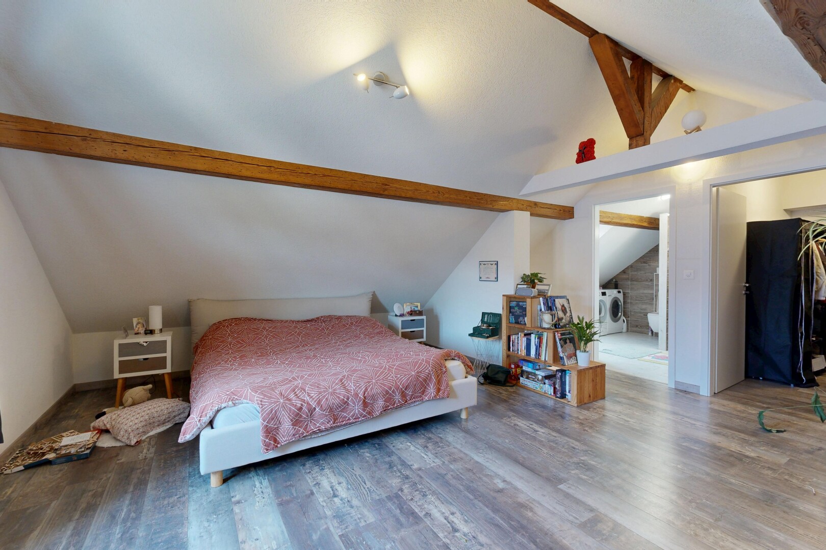 zimmer / schlafzimmer mit vaulted ceiling, dachschräge, beamed ceiling, balkendecke, und inside property