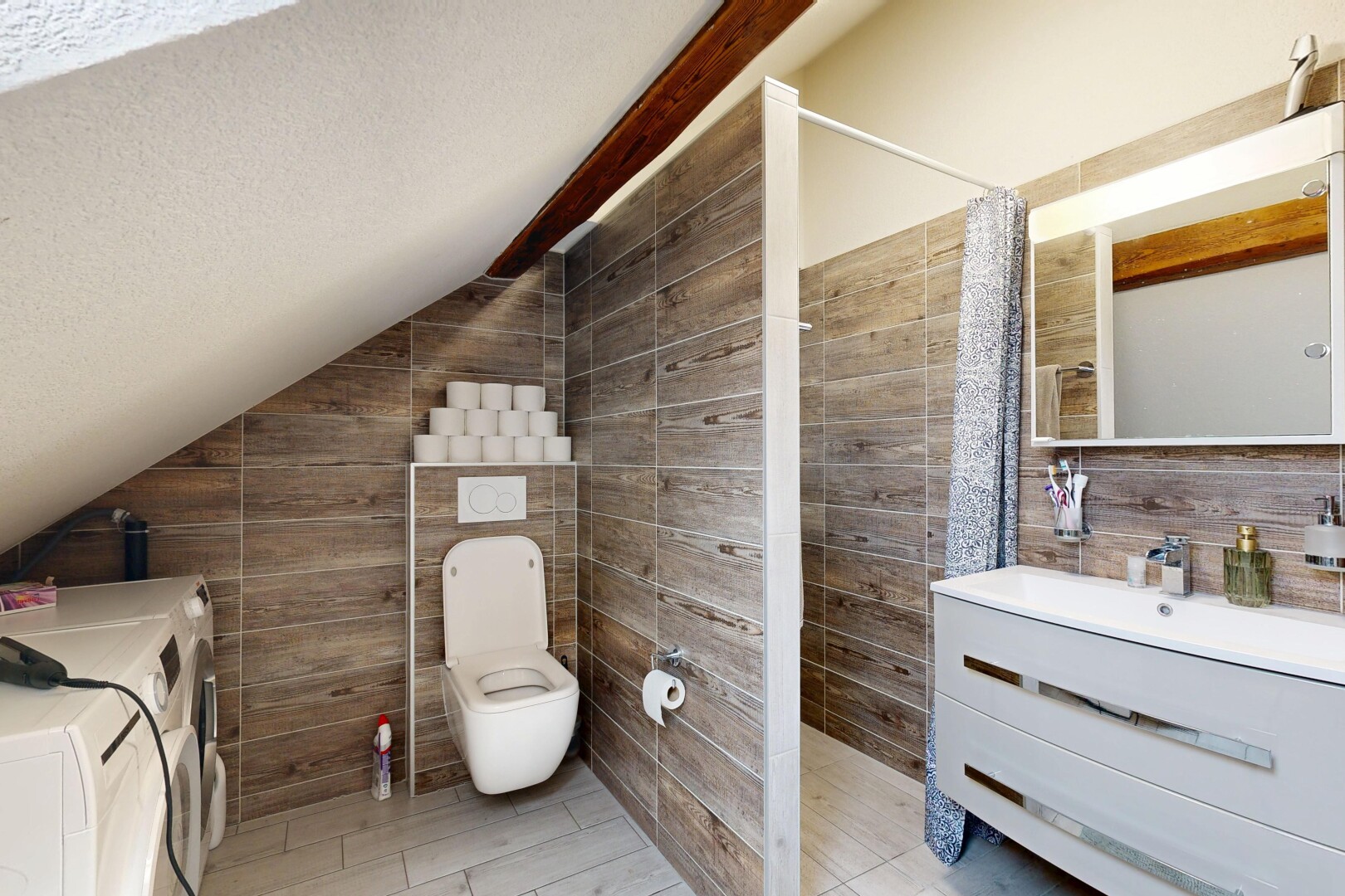 bad mit komplettes badezimmer, schminktisch, dachschräge, vaulted ceiling, und dusche