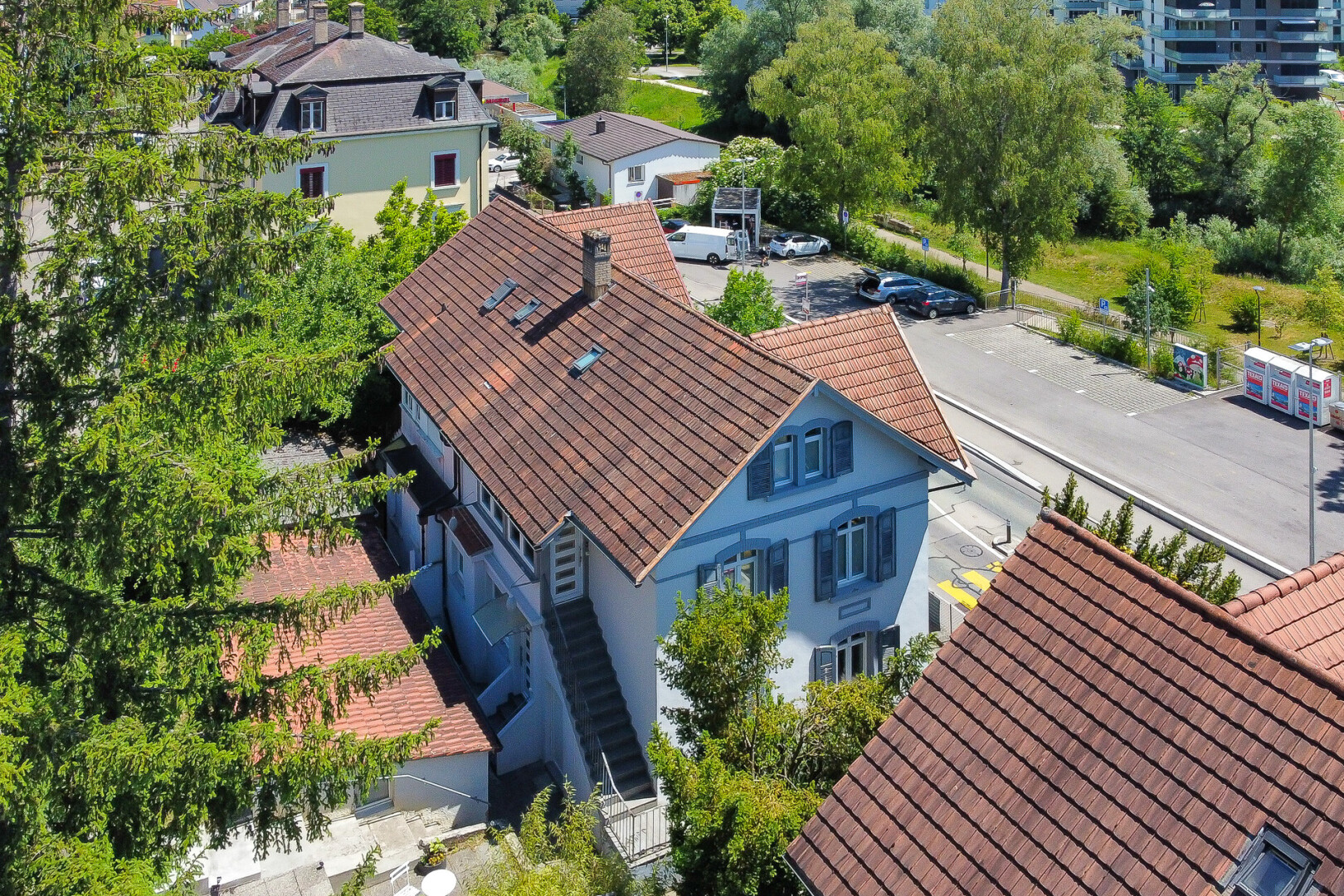 außenansicht mit drone view, zaun, und ziegeldach