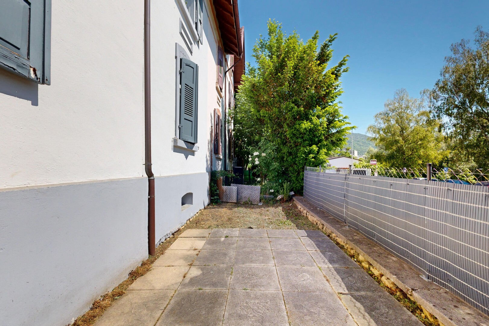 terrasse mit zaun, day time, und from property