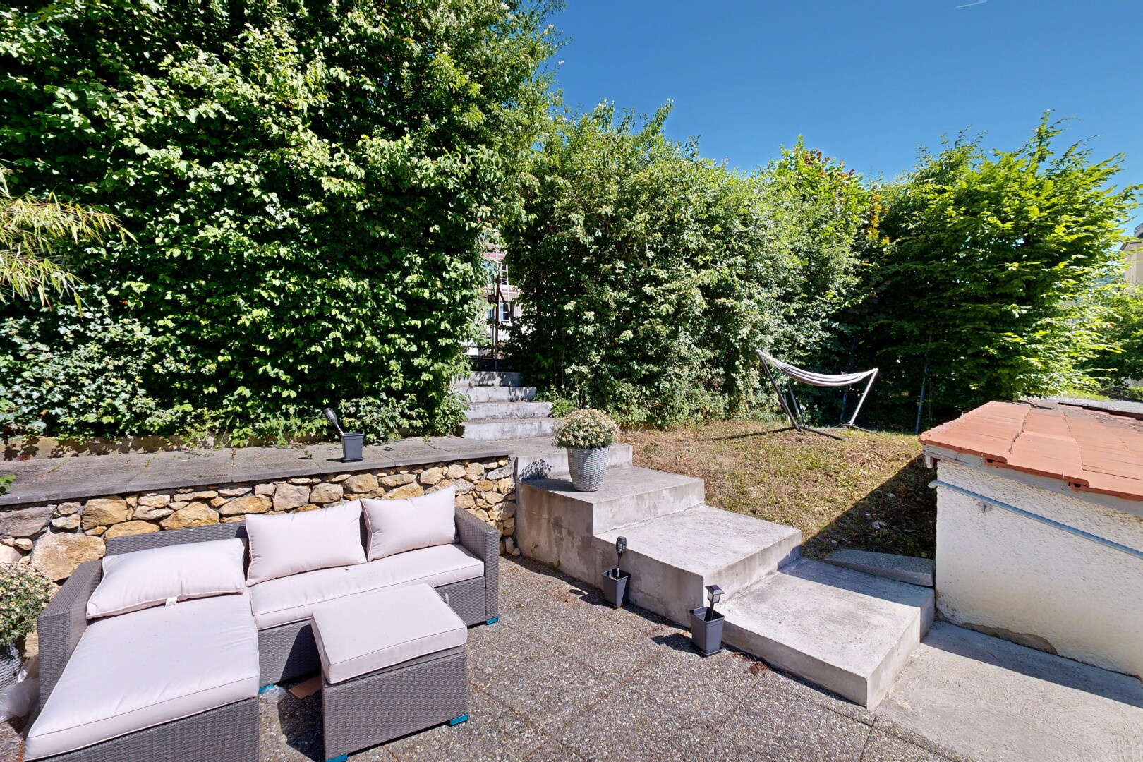 terrasse mit wohnraum im freien, terrasse, day time, und from property