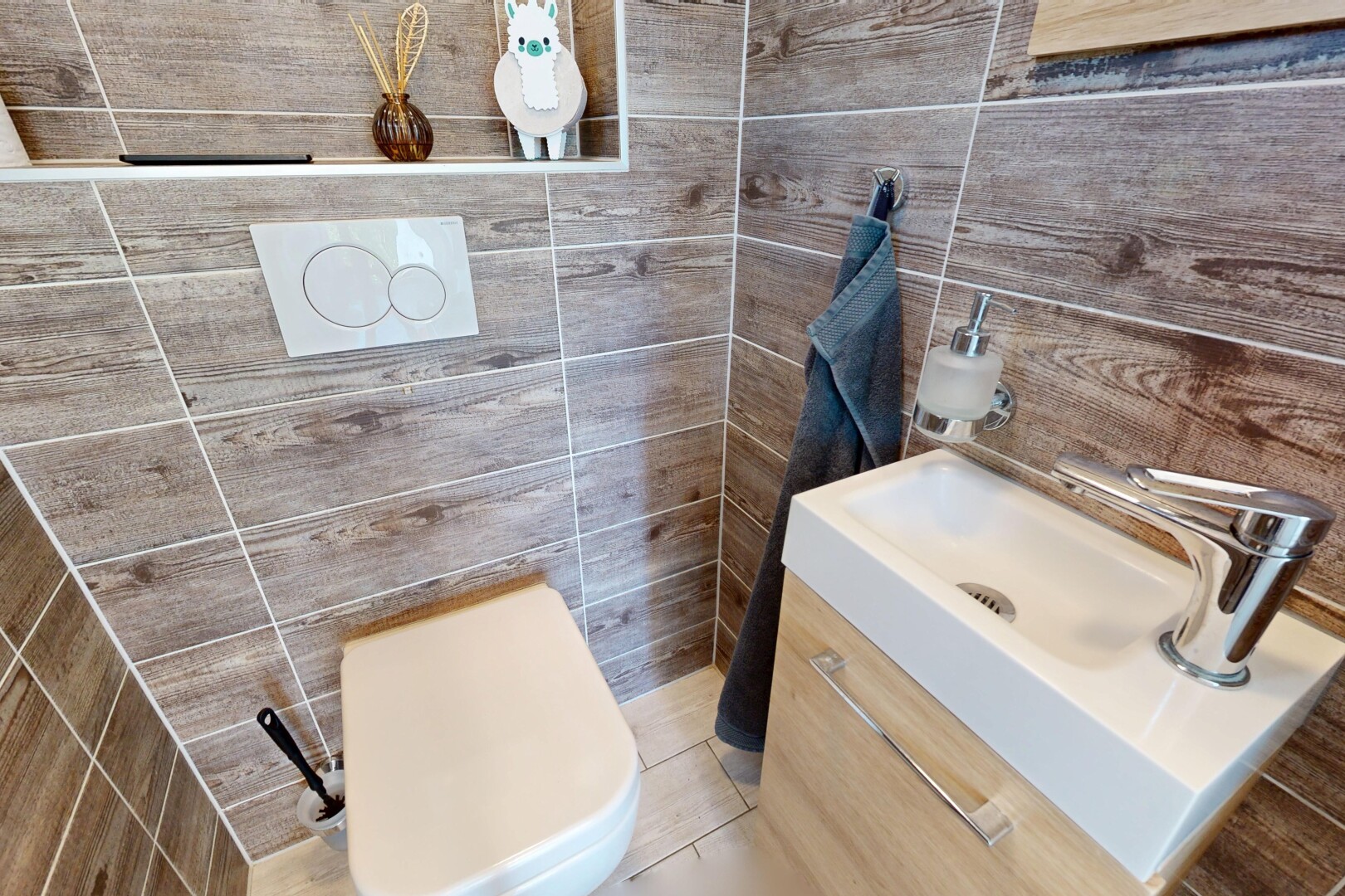 bad mit schminktisch, fliesenwand, tile wall, gäste-wc, und inside property