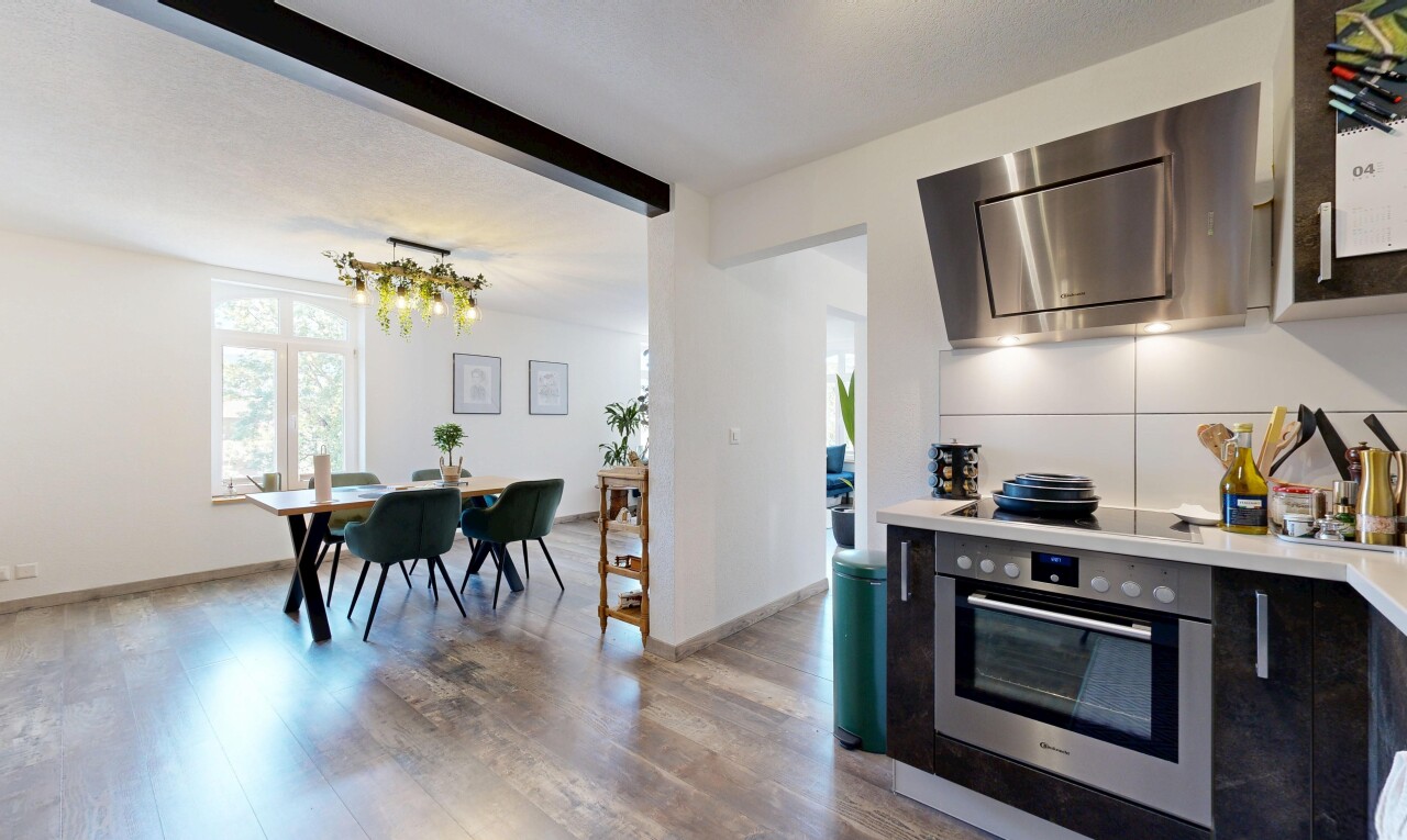 küche mit light countertops, ofen, dunstabzugshaube, inside property, und gipskartonwand