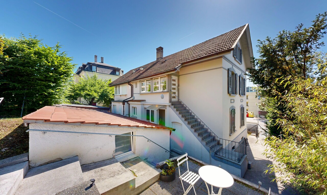 außenansicht mit treppen, day time, stuckverkleidung, schornstein, und property visible
