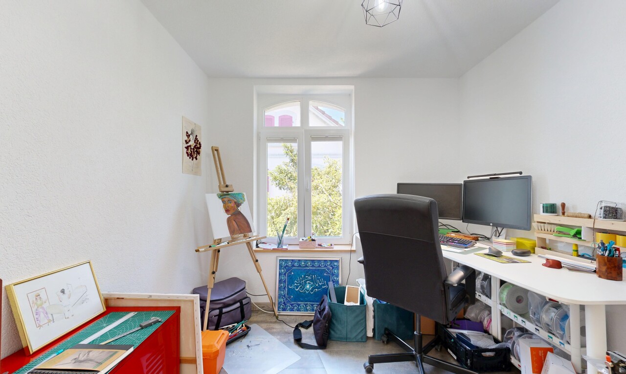 büro mit inside property, bürobereich, natural light, natürliches licht, und fernseher