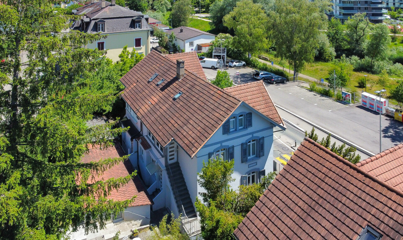 außenansicht mit drone view, zaun, und ziegeldach