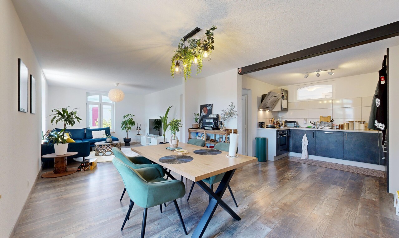 wohn- / esszimmer mit wood finish floor, holzfußboden, drywall, gipskartonwand, und inside property