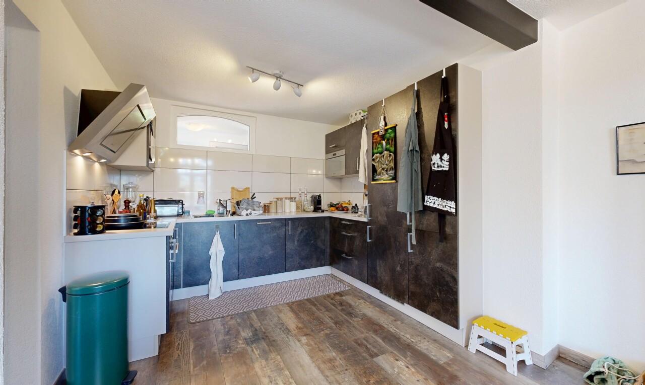 küche mit inside property, dark floor, küchenrückwand beim Herd, küchenrückwand beim herd, und light countertops