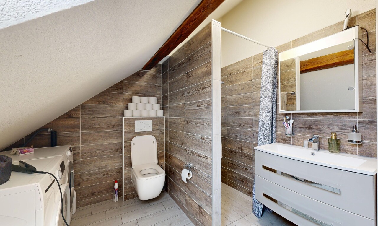 bad mit komplettes badezimmer, schminktisch, dachschräge, vaulted ceiling, und dusche