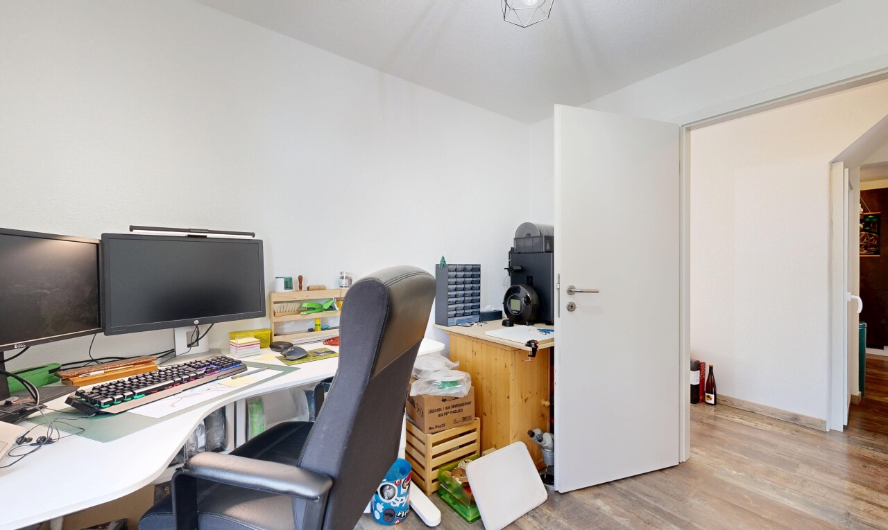 büro mit holzfußboden, wood finish floor, gipskartonwand, drywall, und fernseher