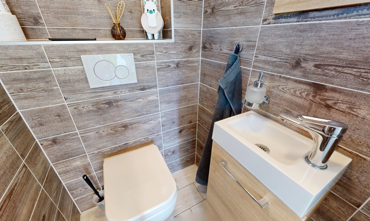 bad mit schminktisch, fliesenwand, tile wall, gäste-wc, und inside property