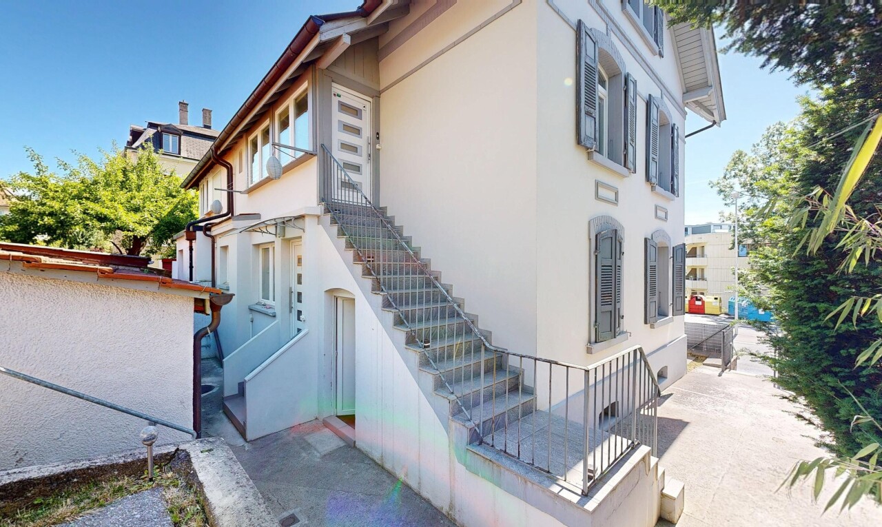 außenansicht mit stuckverkleidung, day time, treppen, vortreppe, und property visible