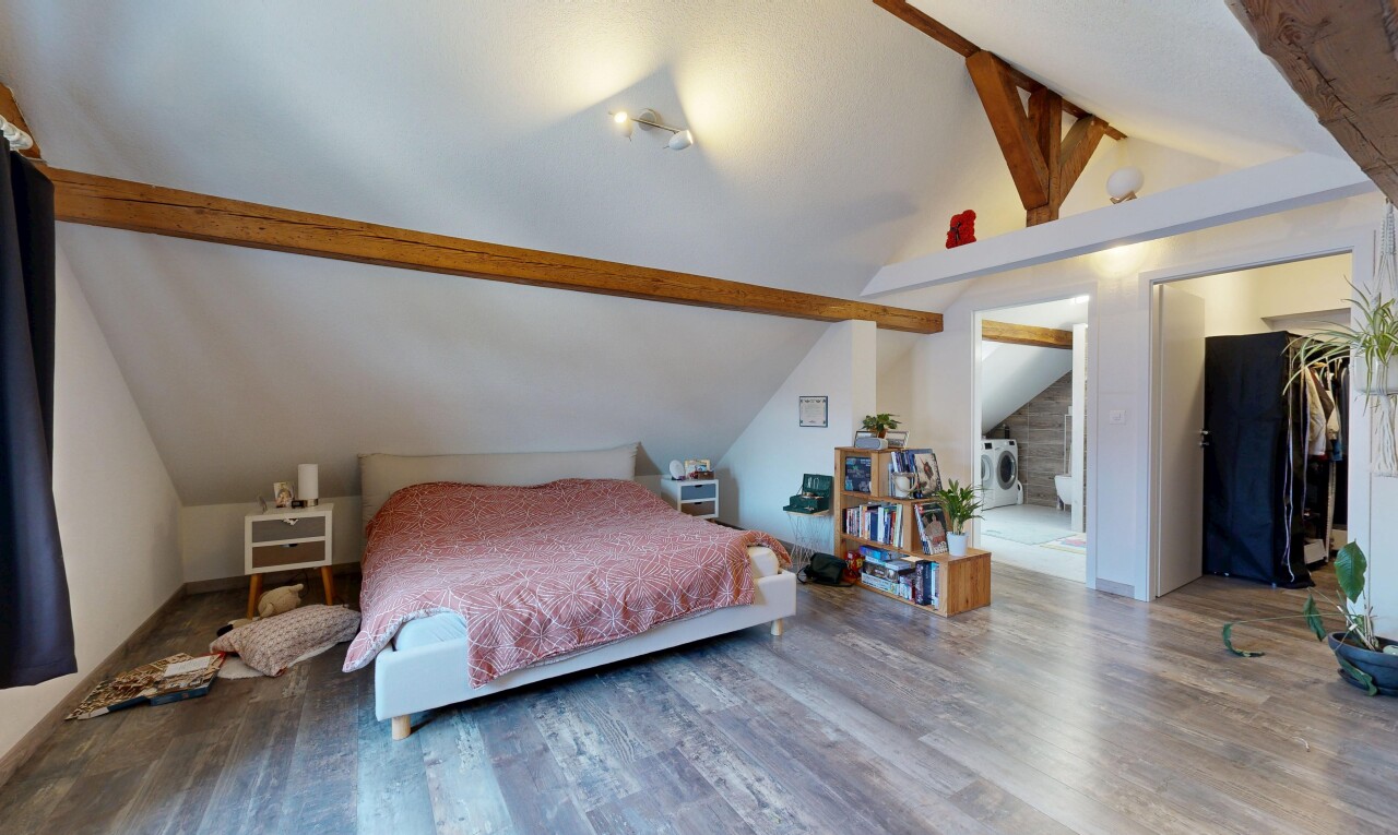 zimmer / schlafzimmer mit vaulted ceiling, dachschräge, beamed ceiling, balkendecke, und inside property