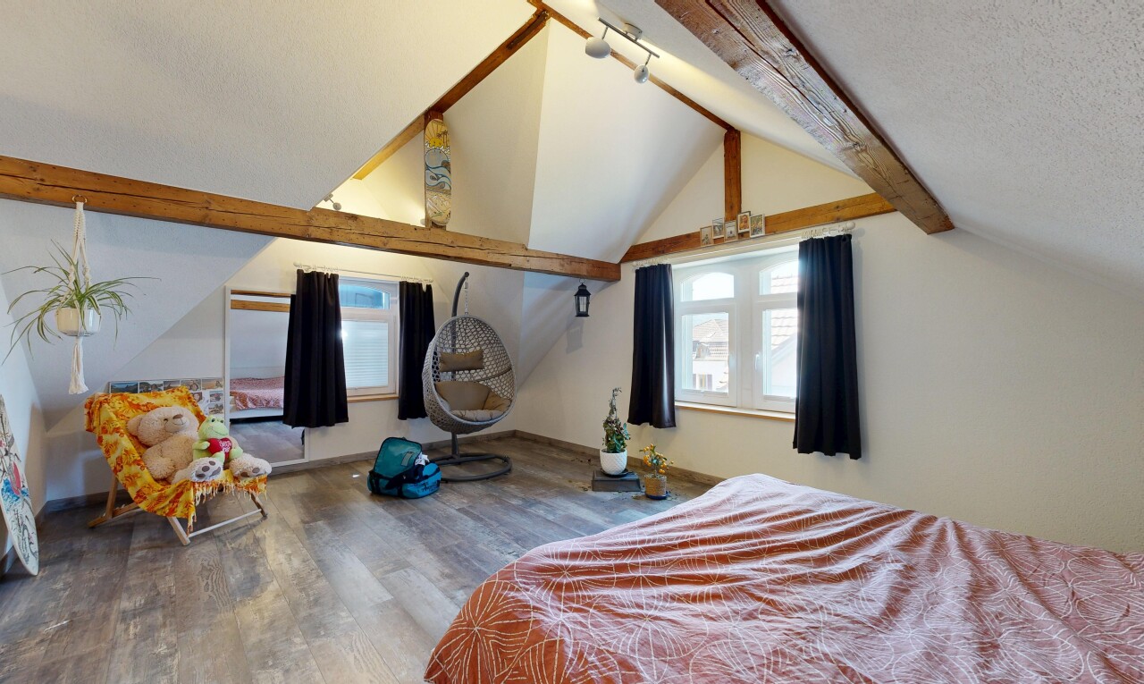 zimmer / schlafzimmer mit balkendecke, beamed ceiling, holzfußboden, wood finish floor, und gipskartonwand