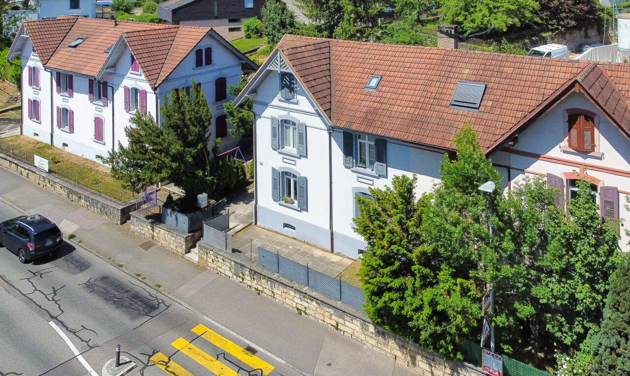 außenansicht mit zaun, ziegeldach, drone view, und stuckverkleidung