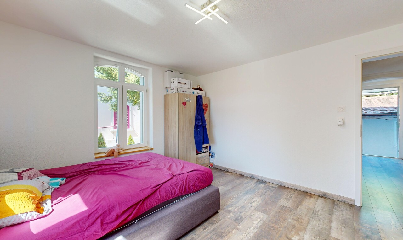 zimmer / schlafzimmer mit holzfußboden, wood finish floor, gipskartonwand, drywall, und inside property