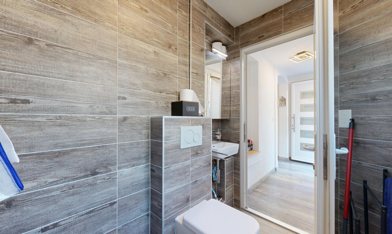 bad mit gäste-wc, fliesenwand, tile wall, und inside property