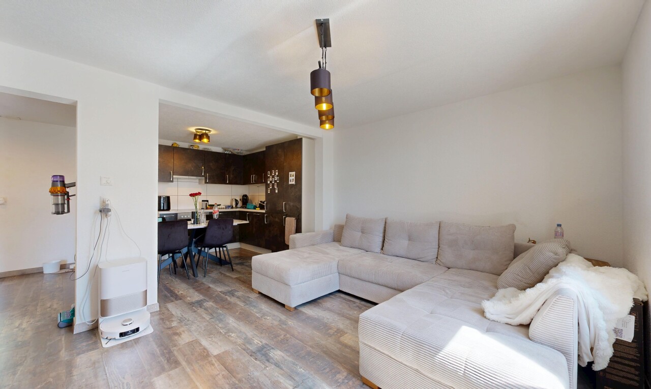 wohn- / esszimmer mit gipskartonwand, drywall, holzfußboden, wood finish floor, und inside property