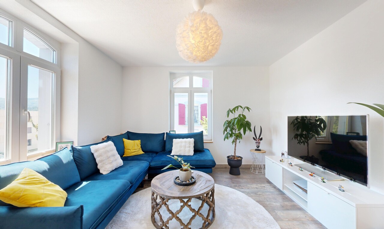 wohnzimmer mit holzfußboden, wood finish floor, fernseher, inside property, und gipskartonwand