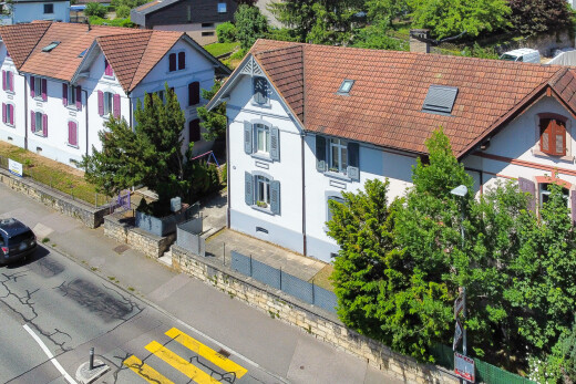 außenansicht mit zaun, ziegeldach, drone view, und stuckverkleidung