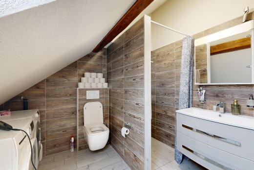 bad mit komplettes badezimmer, schminktisch, dachschräge, vaulted ceiling, und dusche