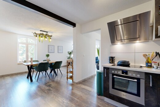 küche mit light countertops, ofen, dunstabzugshaube, inside property, und gipskartonwand