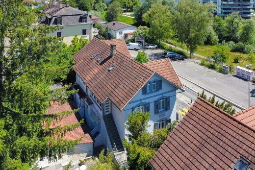 außenansicht mit drone view, zaun, und ziegeldach