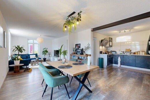 wohn- / esszimmer mit wood finish floor, holzfußboden, drywall, gipskartonwand, und inside property
