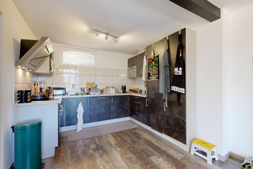 küche mit inside property, dark floor, küchenrückwand beim Herd, küchenrückwand beim herd, und light countertops