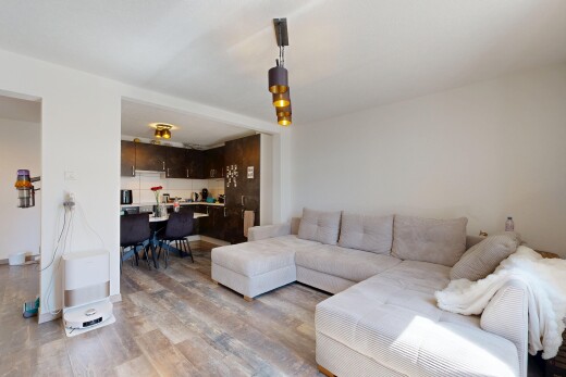 wohn- / esszimmer mit gipskartonwand, drywall, holzfußboden, wood finish floor, und inside property