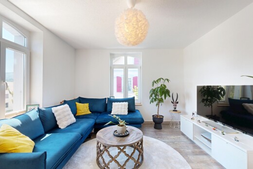 wohnzimmer mit holzfußboden, wood finish floor, fernseher, inside property, und gipskartonwand