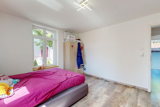 zimmer / schlafzimmer mit holzfußboden, wood finish floor, gipskartonwand, drywall, und inside property