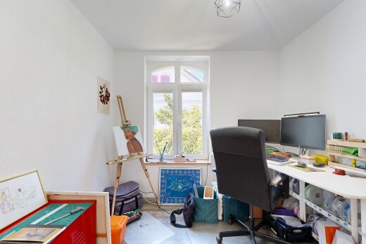 büro mit inside property, bürobereich, natural light, natürliches licht, und fernseher