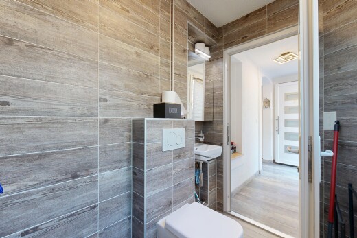 bad mit gäste-wc, fliesenwand, tile wall, und inside property
