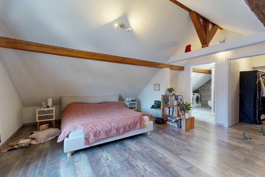 zimmer / schlafzimmer mit vaulted ceiling, dachschräge, beamed ceiling, balkendecke, und inside property