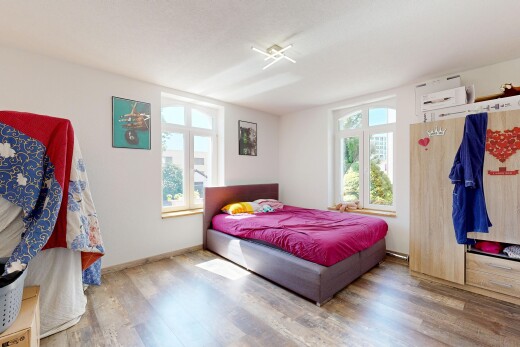 zimmer / schlafzimmer mit holzfußboden, wood finish floor, gipskartonwand, drywall, und natürliches licht