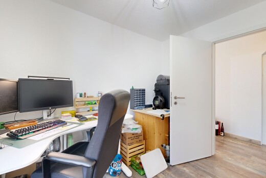 büro mit holzfußboden, wood finish floor, gipskartonwand, drywall, und fernseher