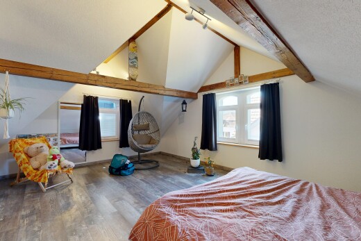 zimmer / schlafzimmer mit balkendecke, beamed ceiling, holzfußboden, wood finish floor, und gipskartonwand