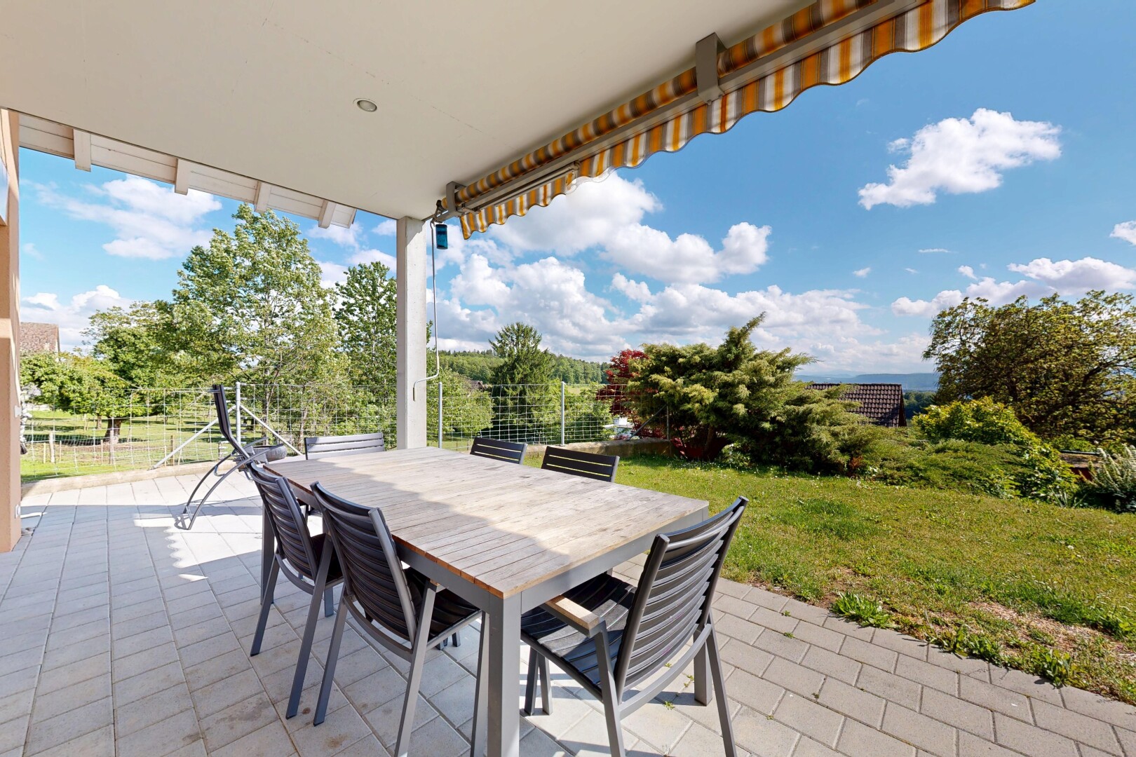 terrasse mit essbereich im freien, terrasse, day time, from property, und rasen