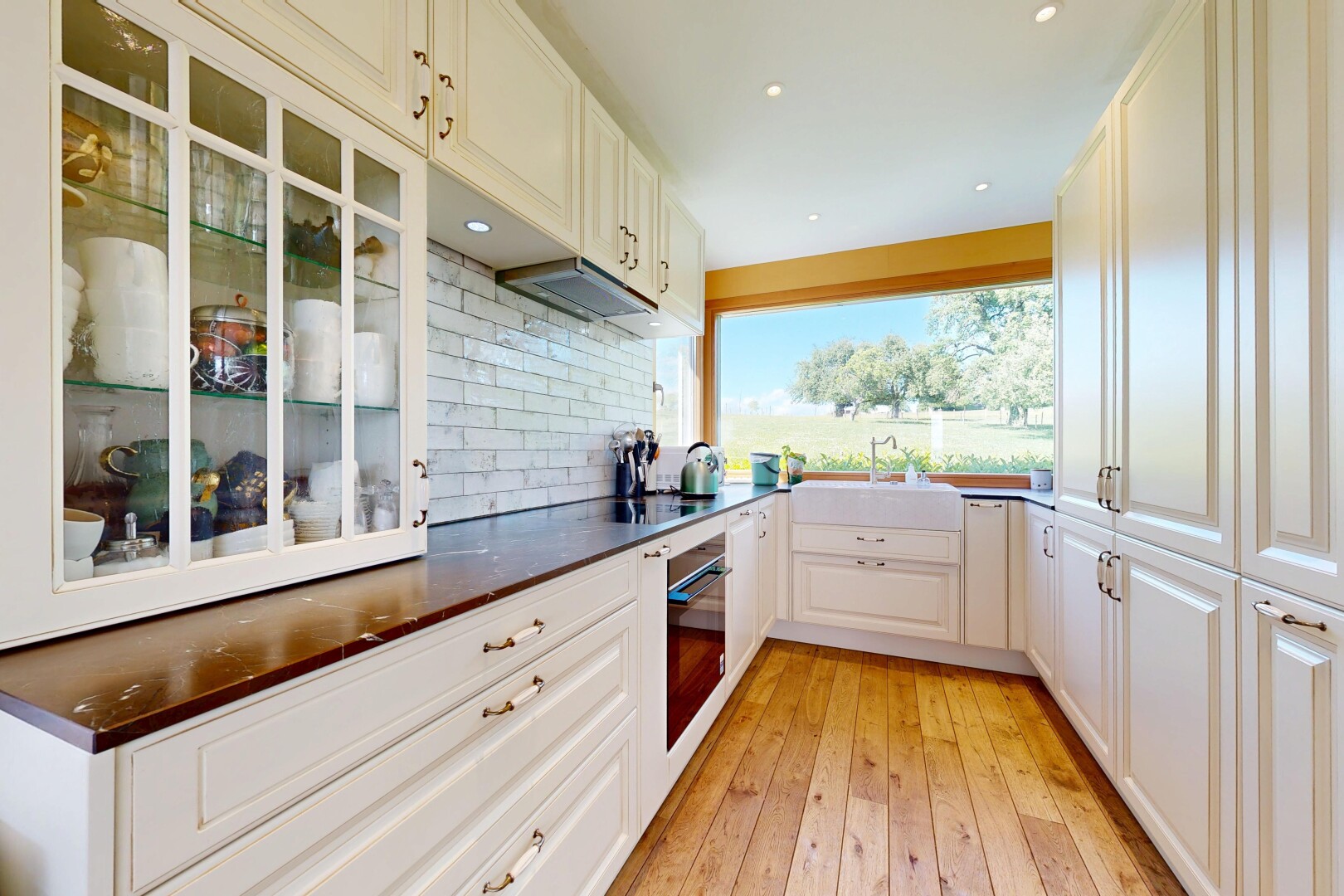 küche mit hochgezogene schränke, raised cabinets, weiße schränke, white cabinets, und light floor